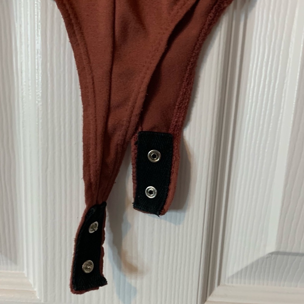 Sadie & Sage Puff Shoulder Long Sleeve Solid Neutral Brick Red Bodysuit, size L - Picture 5 of 7
